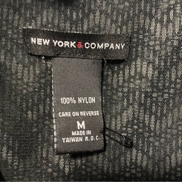 New York And Co Sleeveless Zig Zag Pattern Black White Stretch Top Size M. - Picture 6 of 7